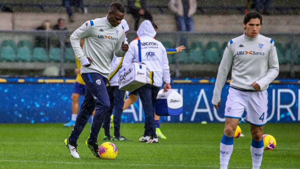 Balotelli y Sandro Tonali calentando antes del juego ante Verona