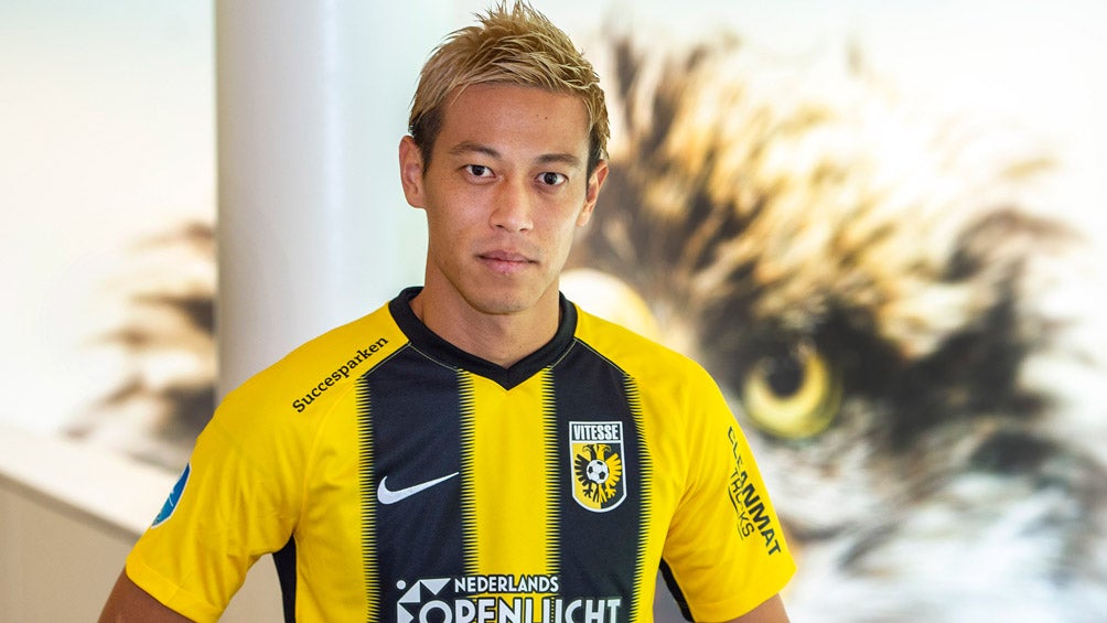 Keisuke Honda posa con la camiseta del Vitesse 