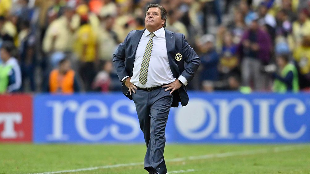 Miguel Herrera en un partido con América