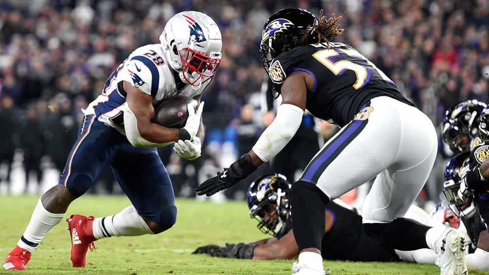 James White y Josh Bynes, en un juego entre Patriots y Ravens