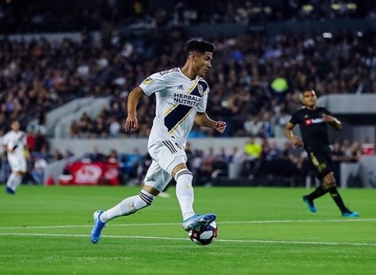 Antuna corre con el balón en un partido del Galaxy