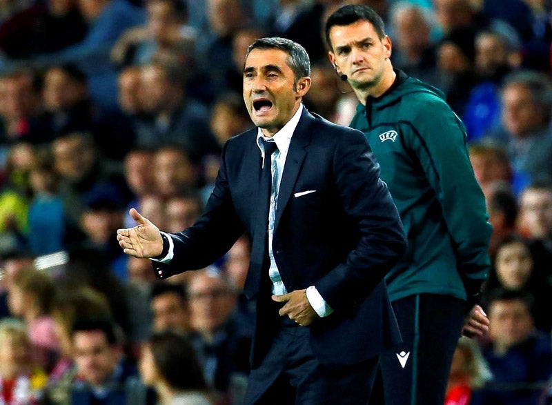 Valverde da indicaciones a sus jugadores en Camp Nou 