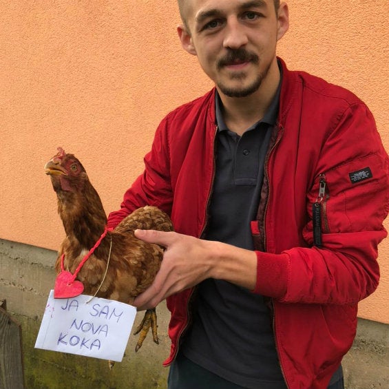 Ivan Gazdek con gallina 