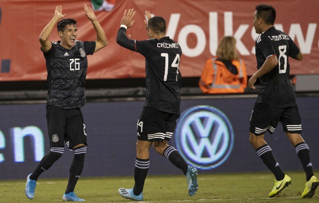 Uriel Antuna celebrando un gol con Javier Hernández