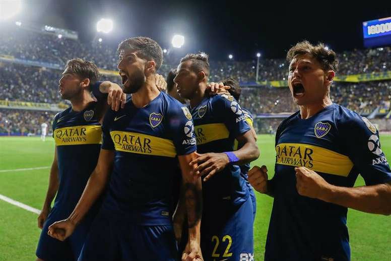 Jugadores de Boca festejan gol durante un partido