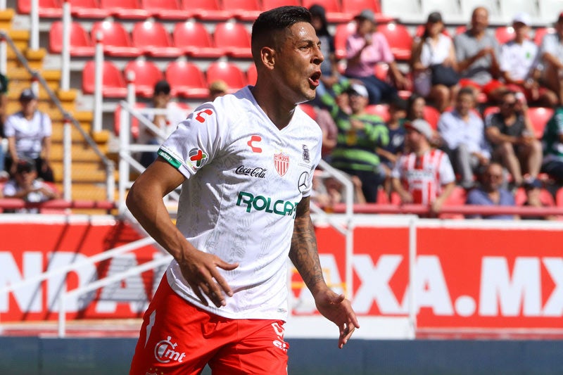 Mauro Quiroga celebra una anotación con Necaxa