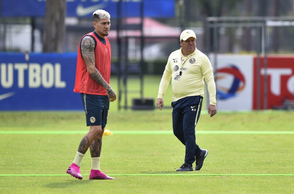 Miguel Herrera en una práctica del América