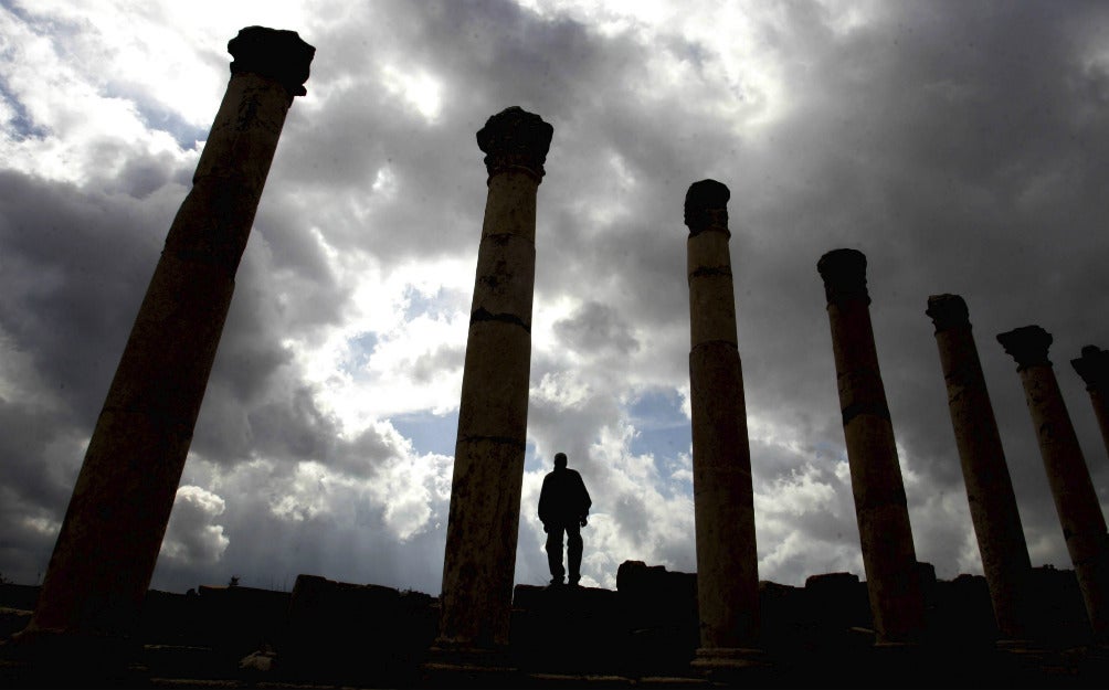 Turista en la ciudad de Jerash, Jordania