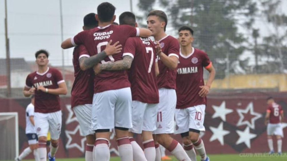 Jugadores de Lanús festejan un gol