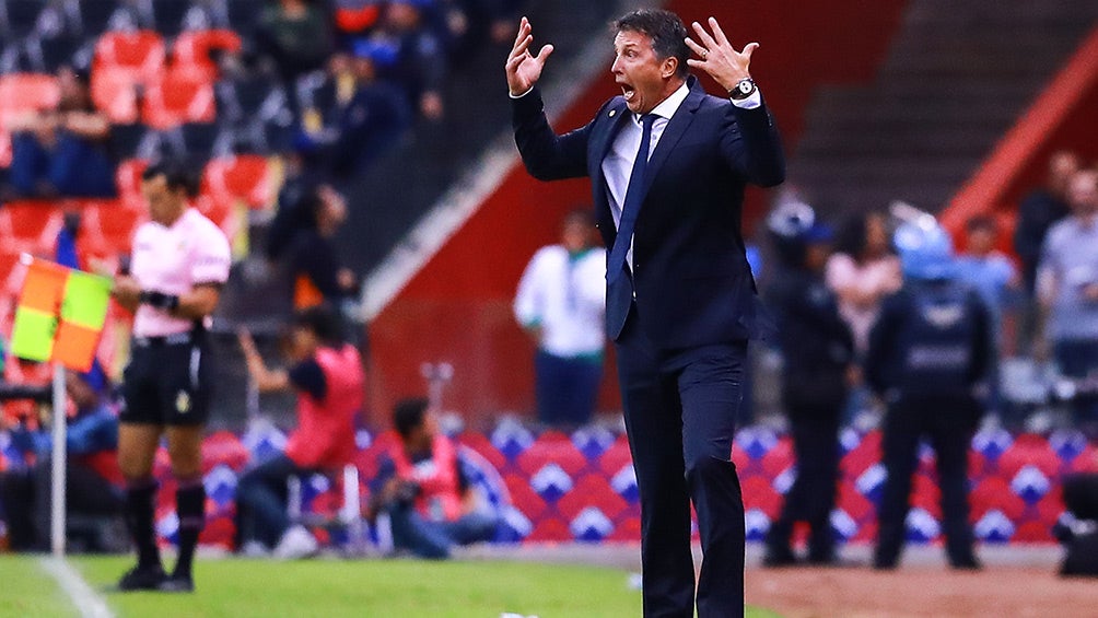 El técnico uruguayo en un duelo en la cancha del Estadio Azteca