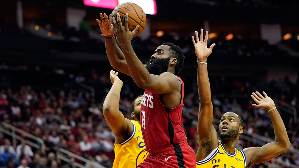 Harden busca encestar en una colada al aro