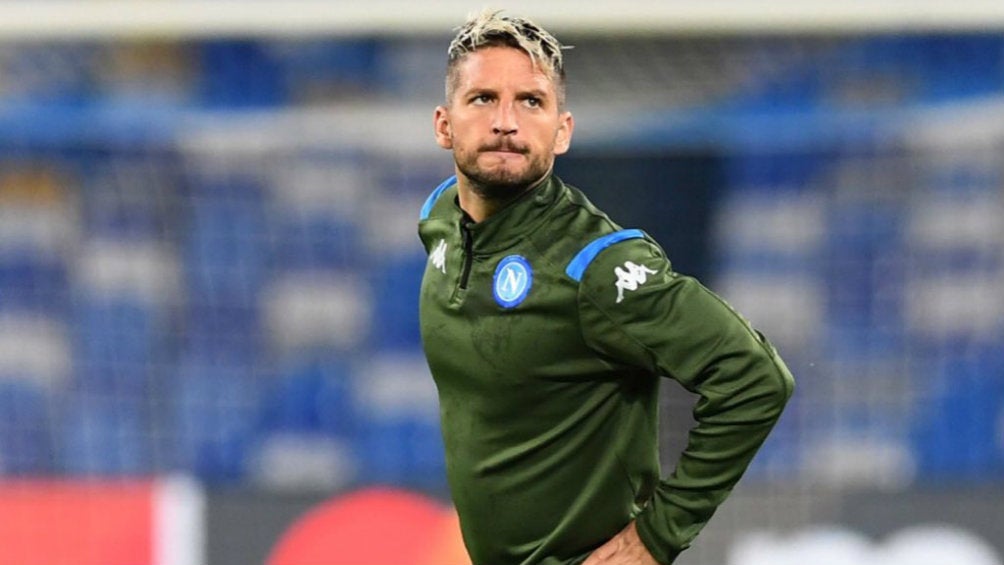 Dries Mertens pensativo en el calentamiento de Napoli