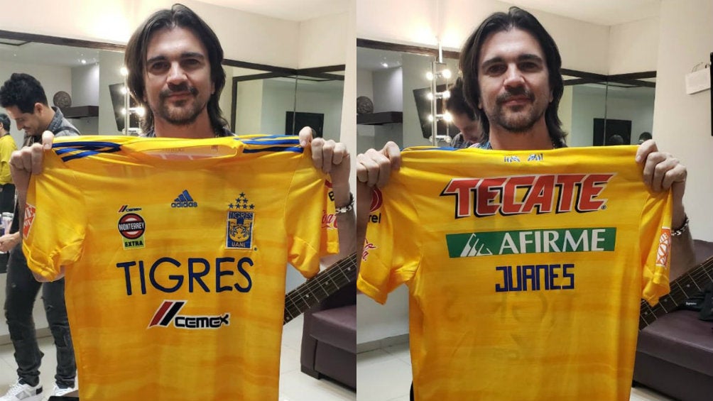 Juanes posando con la playera de Tigres