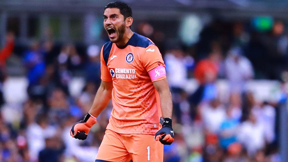 Jesús Corona celebra una anotación de Cruz Azul 