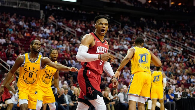 Westbrook celebra ante los Warriors