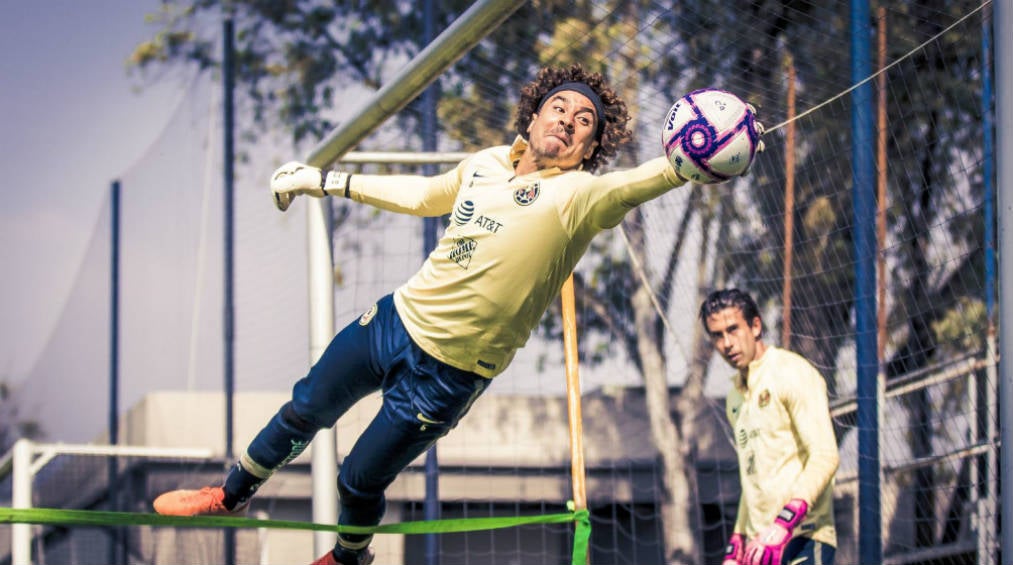 Ochoa entrenando con América 