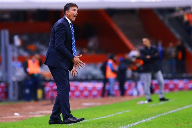 Dante Siboldi dirigiendo a Cruz Azul