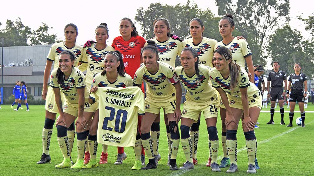 Las jugadoras de América, con la playera de Diana González