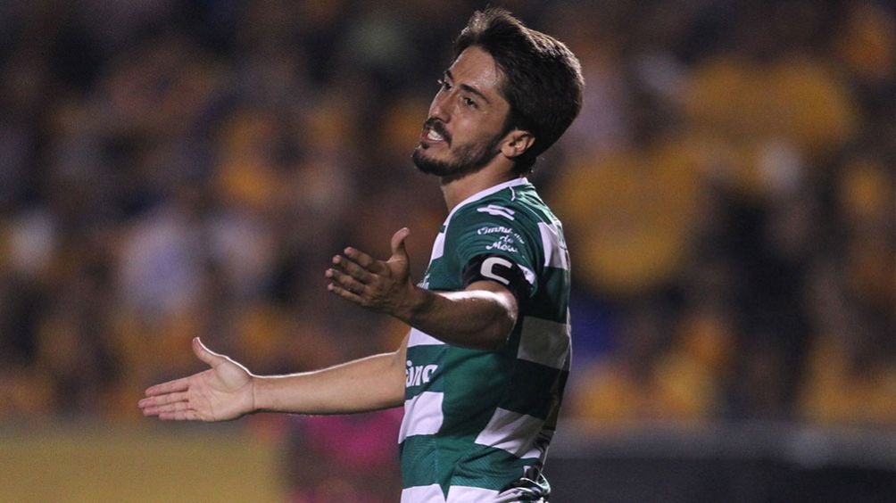 José Abella, en un juego con Santos Laguna