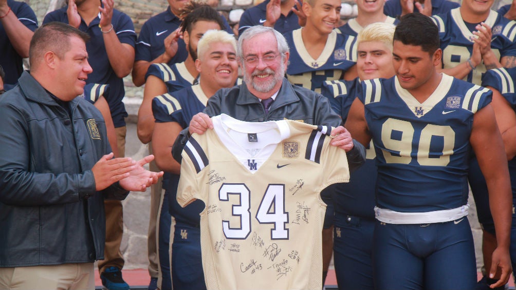 Graue con jugadores del equipo de futbol americano de la UNAM