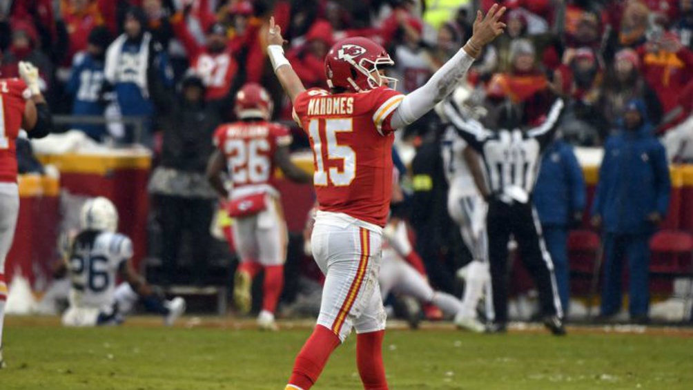 Patrick Mahomes, quarterback de Kansas City Chiefs, celebrando una anotación