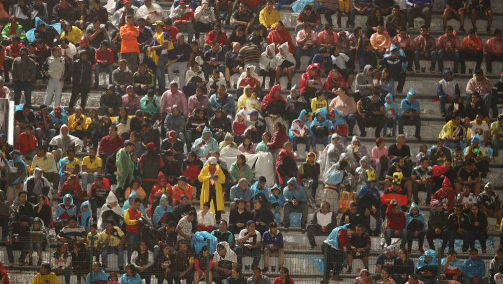 Afición bajo la lluvia en el Luis Pirata Fuente