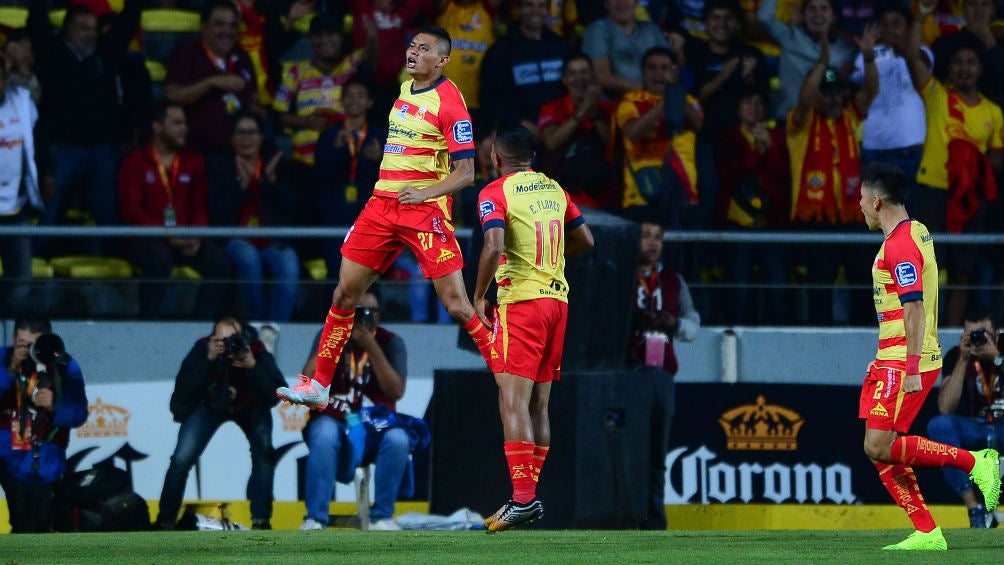 Miguel Sansores celebrando un gol con Monarcas