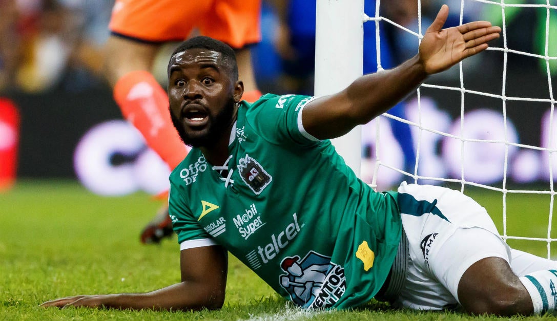 Joel Campbell en un partido con León