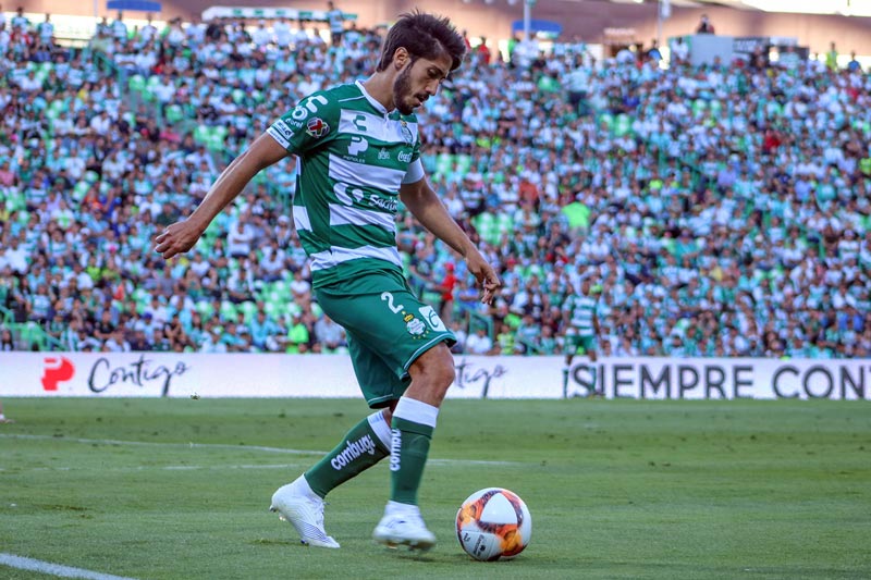 José Abella conduce el balón en un juego con Santos