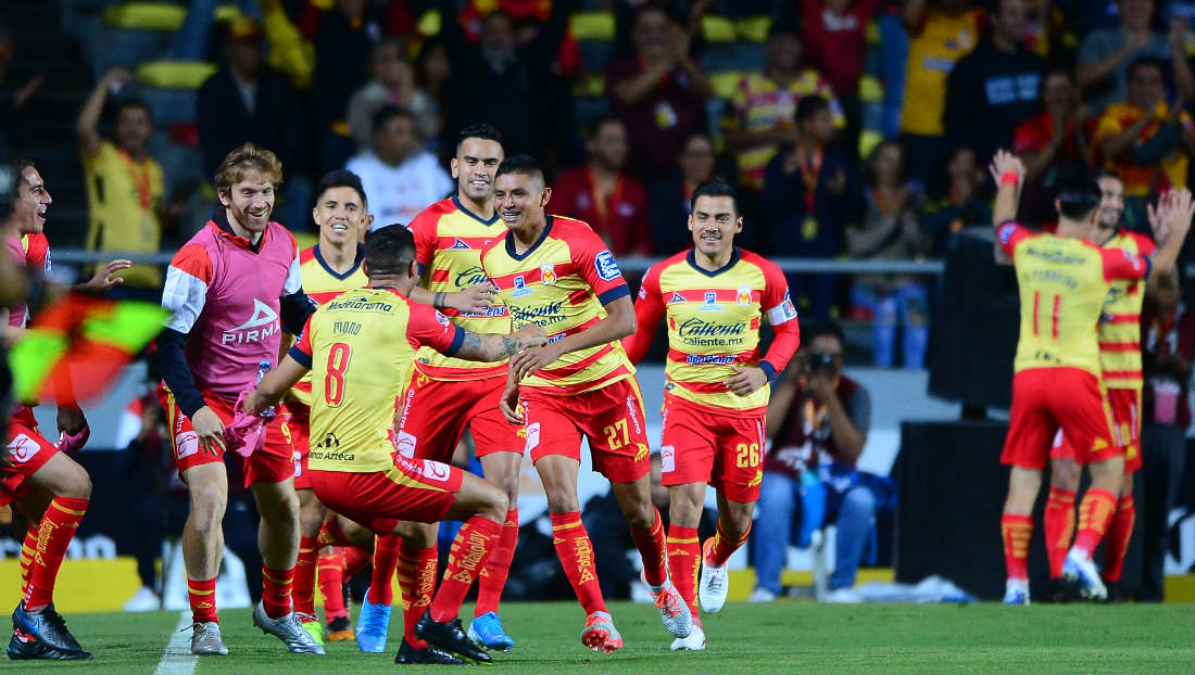 Jugadores de Monarcas celebrando un gol