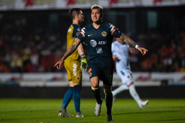 Nicolás Castillo celebrando una anotación con América