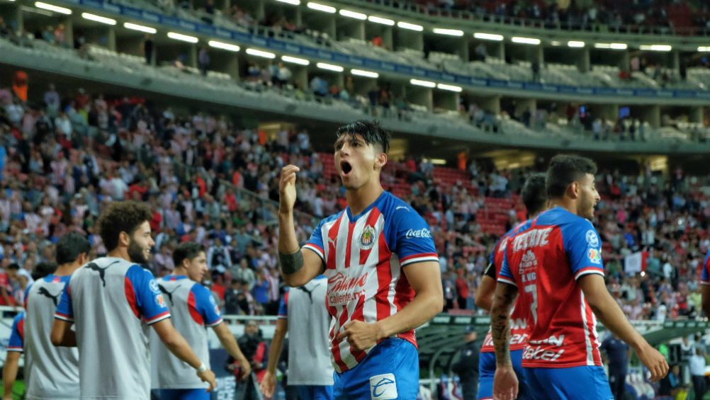 Alan Pulido celebrando una anotación con Chivas