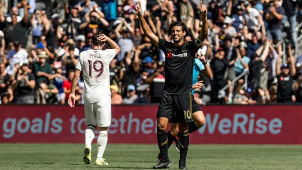 Vela festeja un gol con el LAFC 