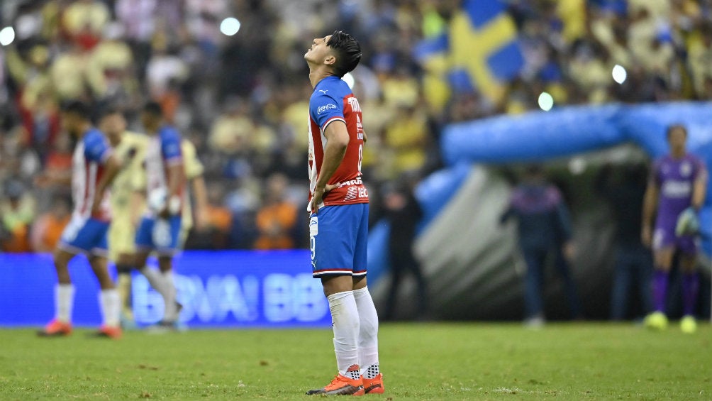 Alan Pulido en juego ante el América