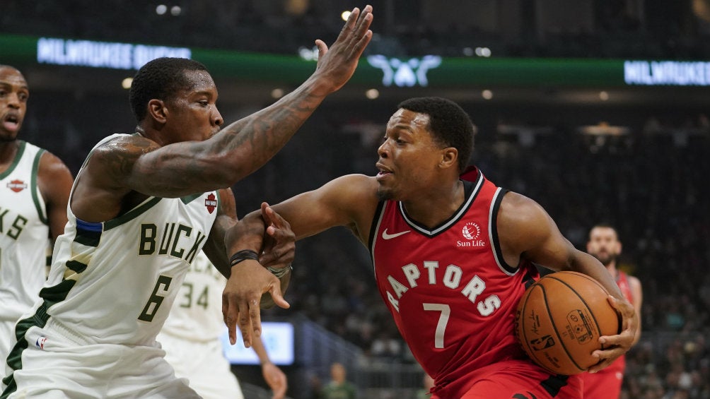 Eric Bledsoe intenta detener a Kyle Lowry