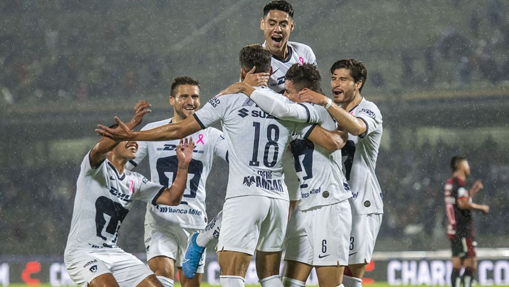 Pumas festeja un gol en CU