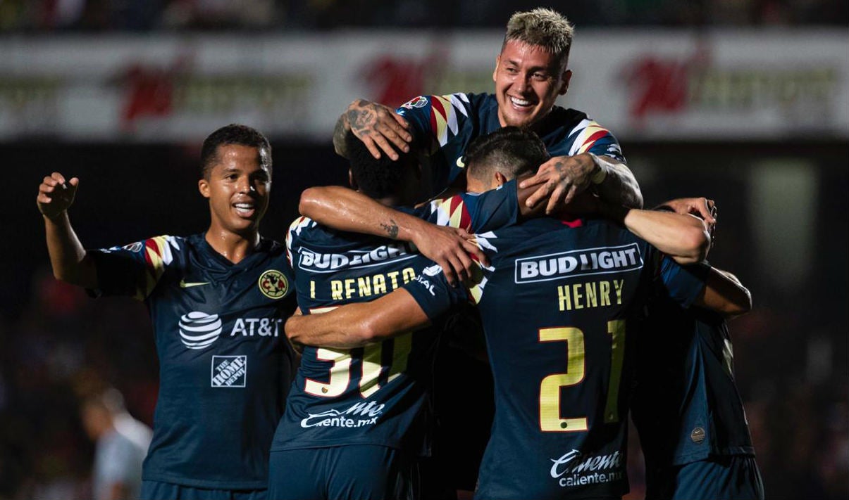 Jugadores del América celebrando un gol