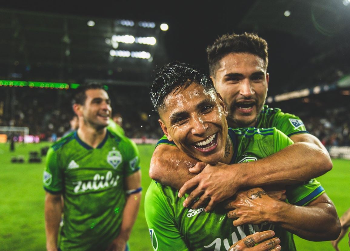 Jugadores del Sounders celebran el triunfo