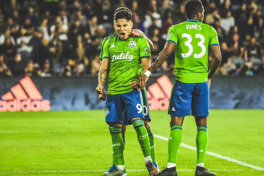 Jugadores del Seattle festejan una anotación contra LAFC