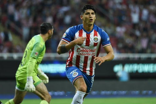 Alan Pulido festeja un gol con Chivas