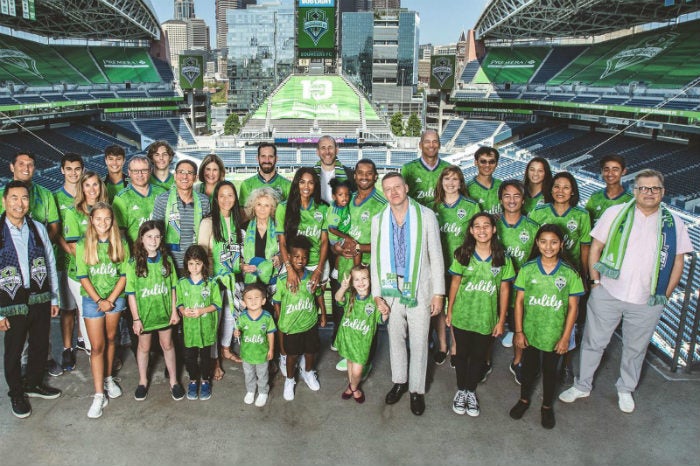 Russell Wilson con socios del Sounders FC