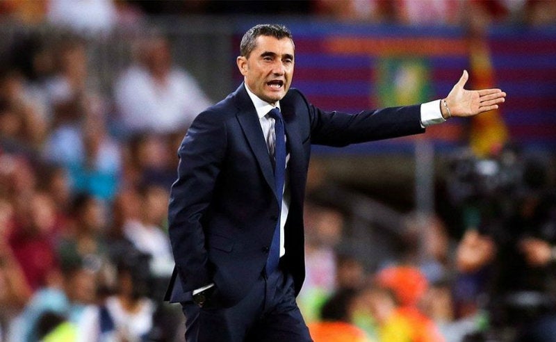 Ernesto Valverde dirigiendo al Barcelona