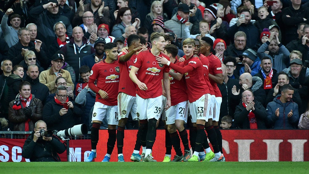 Jugadores del Manchester United celebran en Old Trafford