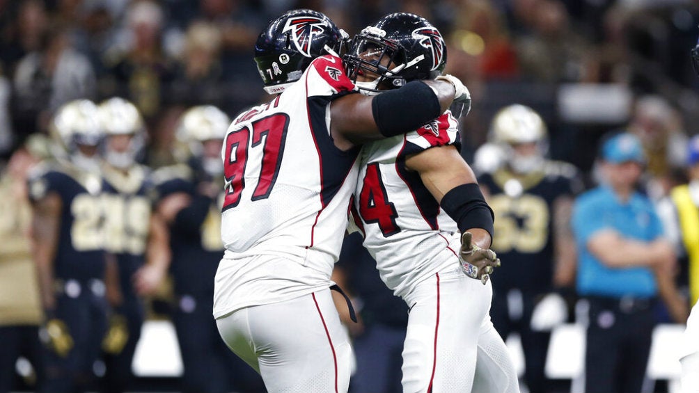 Jugadores de Falcons celebran una jugada sobre los Saints