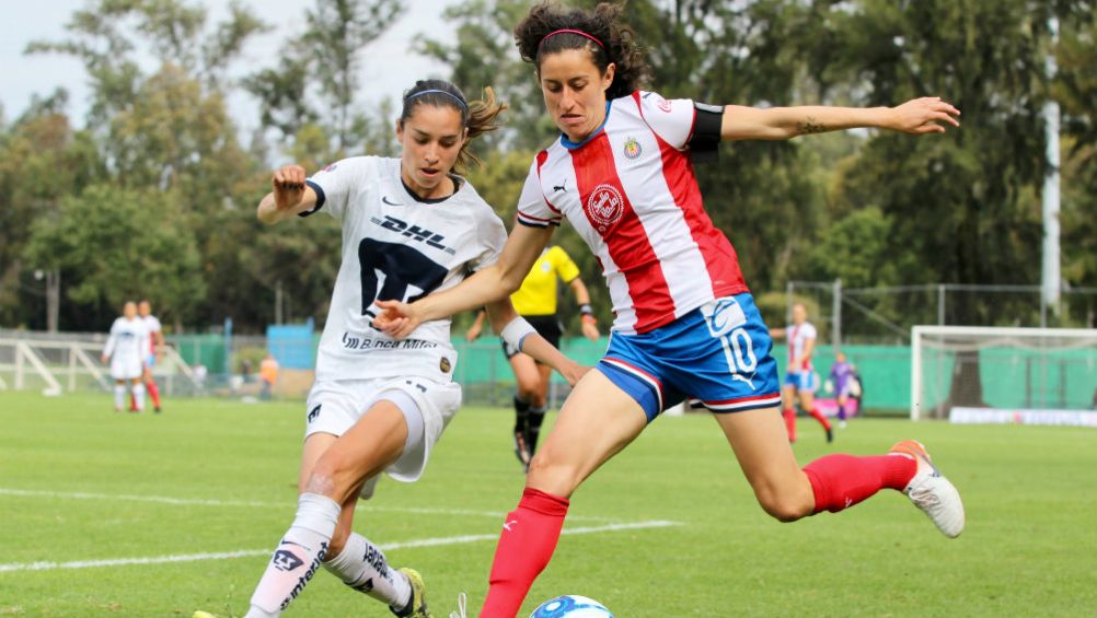  Diana Gómez y Tania Morales pelean el esférico