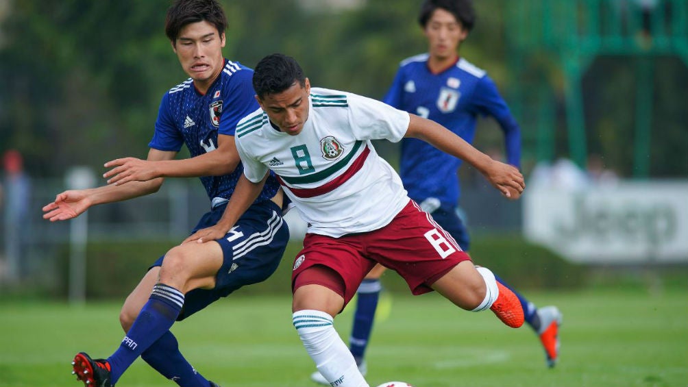 Jairo pelea un balón contra Japón 