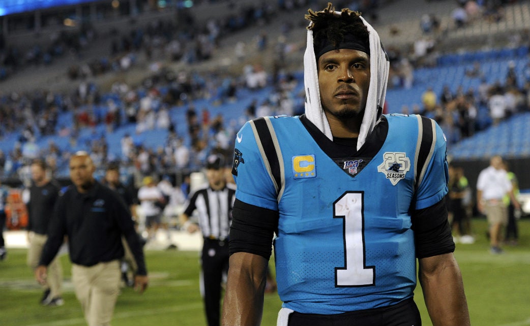 Cam Newton de Carolina Panthers en de la derrota de su equipo ante Tampa Bay