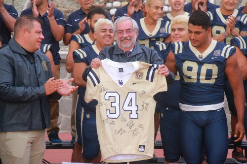 Enrique Graue con el equipo de futbol americano de la UNAM