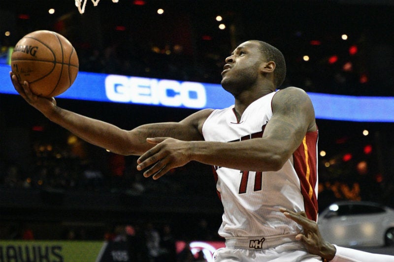 Dion Waiter haciendo una canasta con Miami Heat