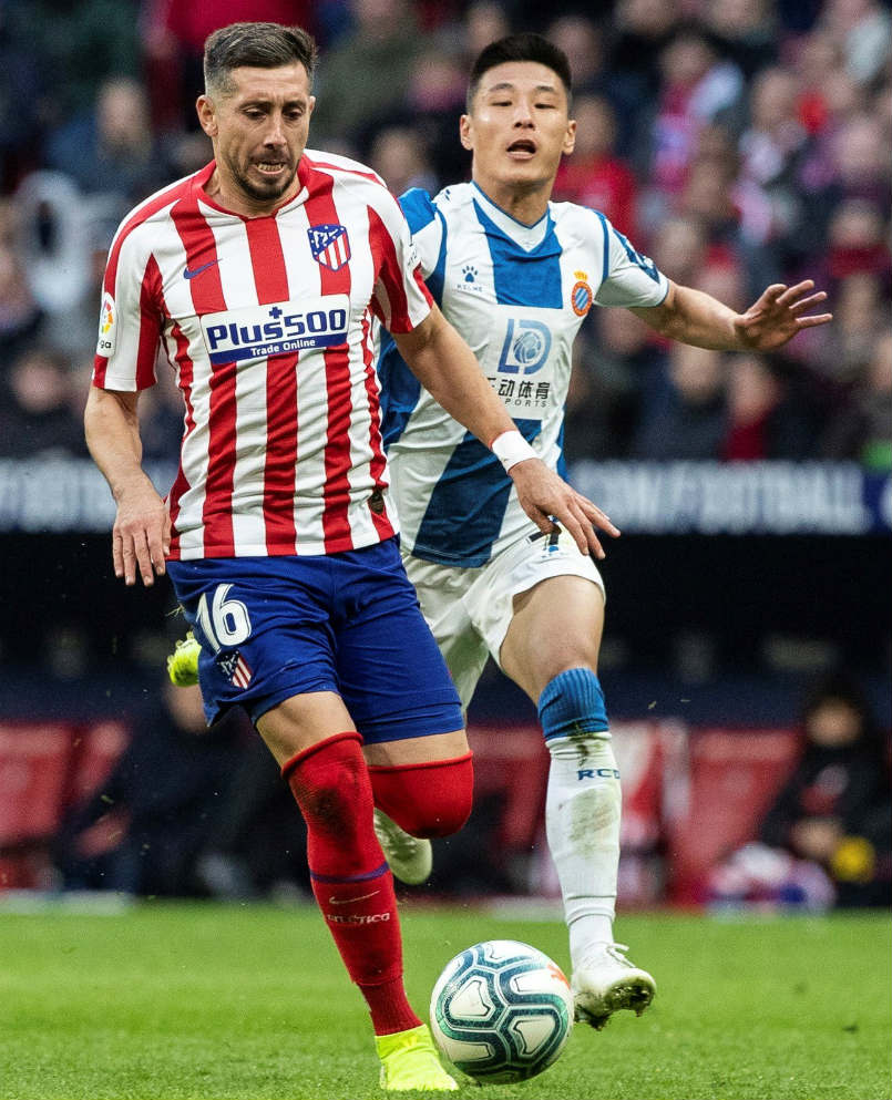 Héctor Herrera manejando el balón en el partido entre Atlético de Madrid y Espanyol